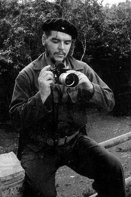 CHE bit.ly/2kySuzU Con Fidel decimos, más se admirará su valentía, más su austeridad mientras más holgazanes despilfarren en lujos.