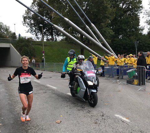 Glückwunsch an die 1. Marathonfrau!!! Die Münchnerin Bianca Meyer siegt beim 32.#muenchenmarathon mit einer Zeit von 2:49.32. Sensationell!