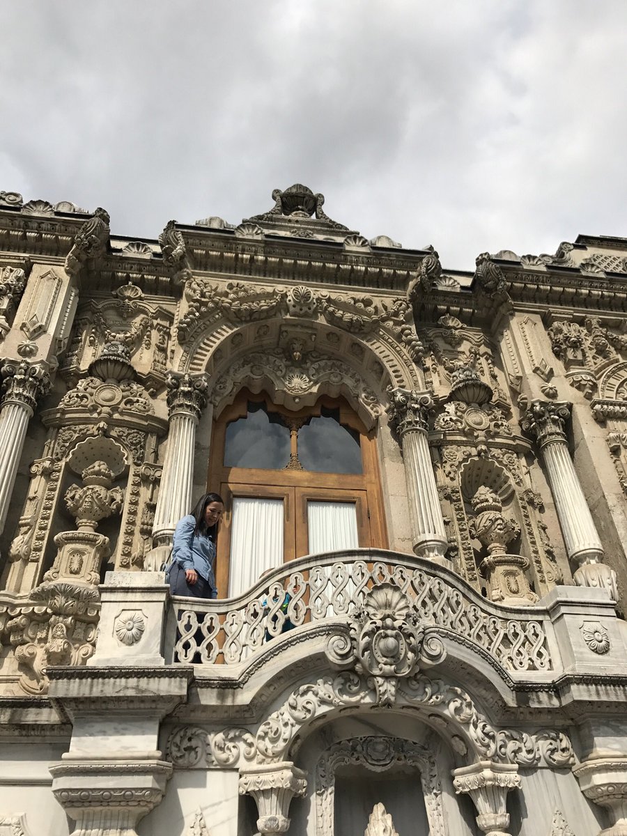 “Kasır“ Arapça kökenli, asıl anlamıyla Batı dillerindeki şatoya karşılık gelen bir kelimedir. Fotoğrafta; Ihlamur Kasrı ( Konak kitabı )