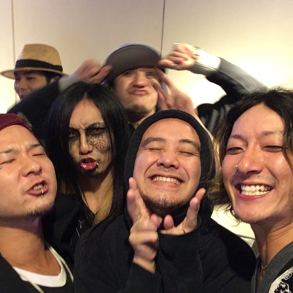 CHARLIE__0228's tweet photo. 昨日は夜中にもかかわらず遊びに来てくれた皆さんありがとう(*´∇`*)
ライブハウスで久しぶりにめちゃくちゃ飲んだ笑
河ちゃんおめでとう(*´∇`*
#xmadealcoholicsantaclaus #xmas #shinjuku #noks #junpe #河ちゃん #ハピバ https://t.co/VyyFCInUlj
