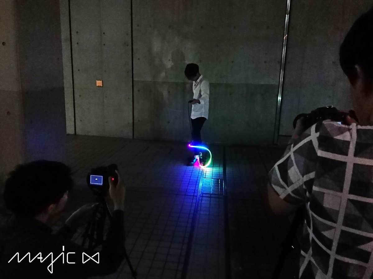 MagicLoop_HOSEI's tweet image. 撮影をしてきました！MagicLoopは光の点滅や色の変化で模様を描きますが、跳び方を変えればこんなふうにもなります。いろんな跳び方を試してみたくなりますね！
#magicloop #光るなわとび #photo #photography #jumprope