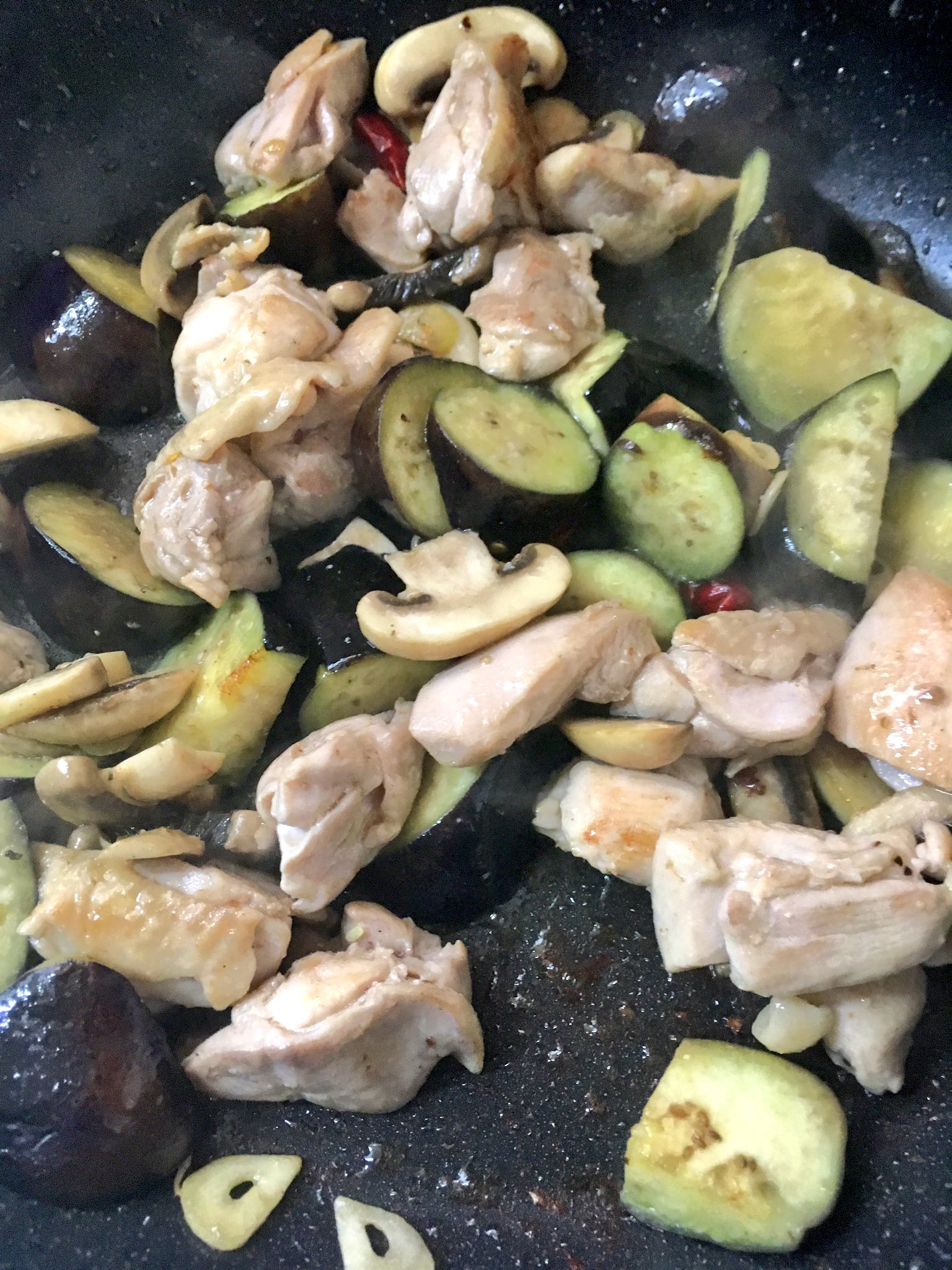 モリモリ 茄子と鶏肉とマッシュルームをニンニクで炒めてコストコのトマトソースで煮込んでチーズとパセリふりかけたらチキントマト煮込みの完成٩ W وﾝﾏｲ 日本自炊協会 埼玉支部 Twitter家庭料理部 今日のご飯 T Co Jislryg8qv Twitter