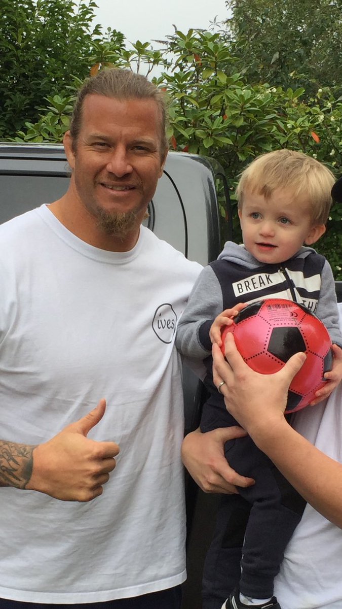 DjMarkham91's tweet photo. Like to say a massive thank you to @ashtonsims26 for letting me and my son who is named after him come to his house for photos and a chat https://t.co/JDXJt1CSJA