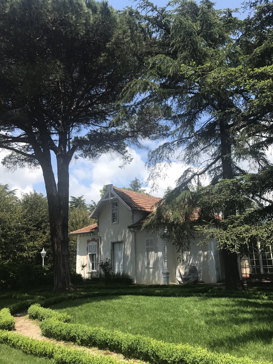 Kasır, Türkçe’de ise köşkle eş anlamlıdır, padişaha özgü konut yapısıdır, padişahtan başkasına ait kasırdan bahsedilemez. F:Maslak Kasırları