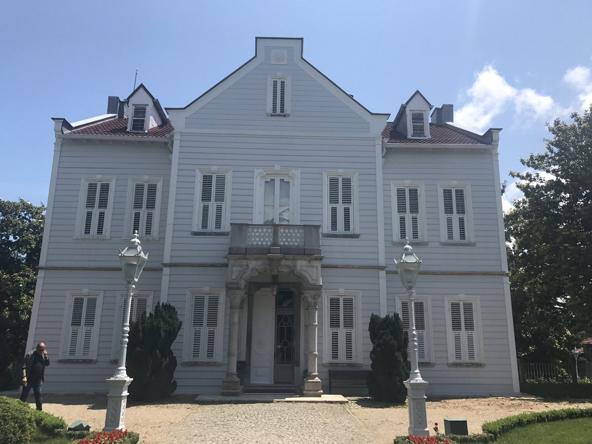 Kasır, Türkçe’de ise köşkle eş anlamlıdır, padişaha özgü konut yapısıdır, padişahtan başkasına ait kasırdan bahsedilemez. F:Maslak Kasırları