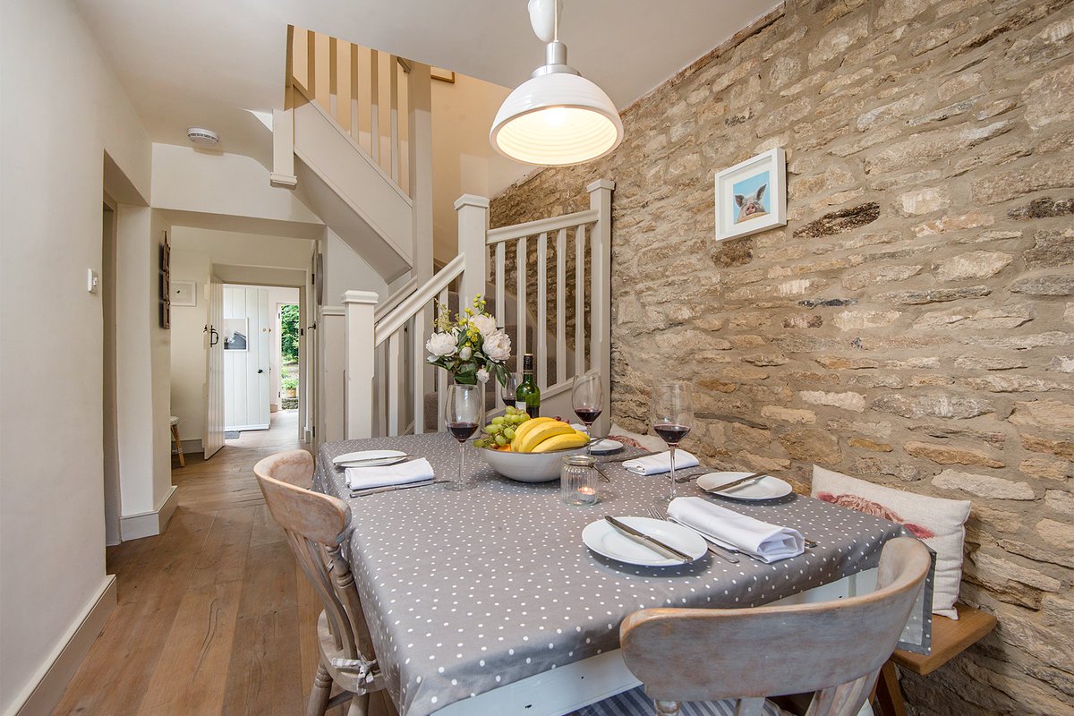 ACT_Studios's tweet photo. Cosy Table of the Week, Claypot Cottage  @premiercottages #Bilbury #Cotswolds #Cottages #VisitBritain #Staycation #CTOTW https://t.co/0H682v3VKV