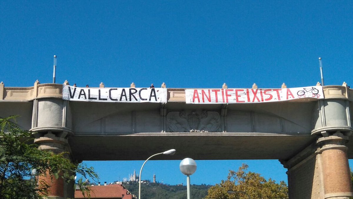 HeuraNegraVKK's tweet photo. Les veïnes de #Vallcarca acabem de penjar del pont aquest missatge. Ho tenim molt clar, avui i sempre, som i serem #Antifeixistes! https://t.co/3yn4NTQYaj