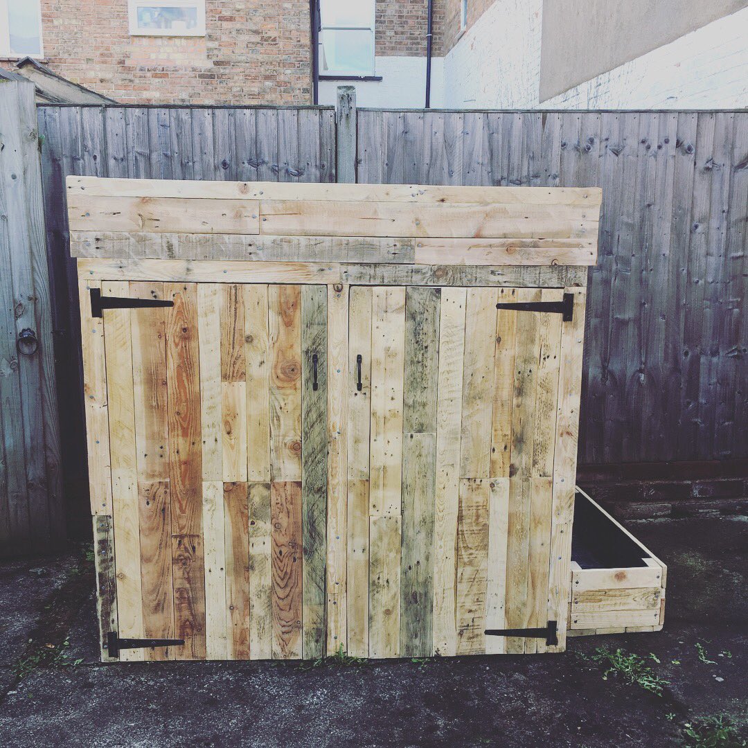 NikkitaPDesigns's tweet photo. We did two LOVELY deliveries this morning, finally, the finished bin storage 😍 #binstorage #bespoke #garden #bins #tidy #upcycled #pallet https://t.co/wEyNGiRZgy
