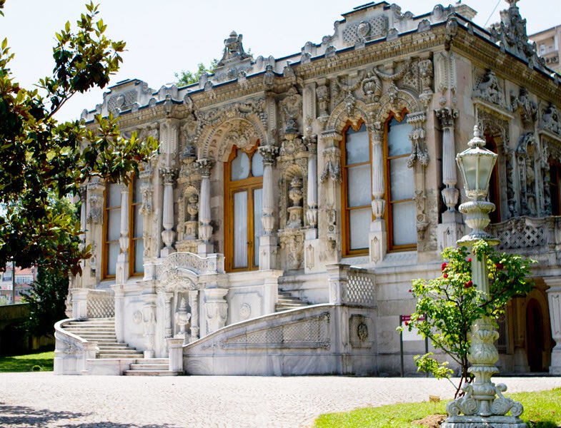 Kasırlar, geçici konaklama için yapılmış küçük saraylardır,köşkten büyüktür.Çoğunlukla padişahlar dinlenmek için kullanırdı. F:Ihlamur Kasrı