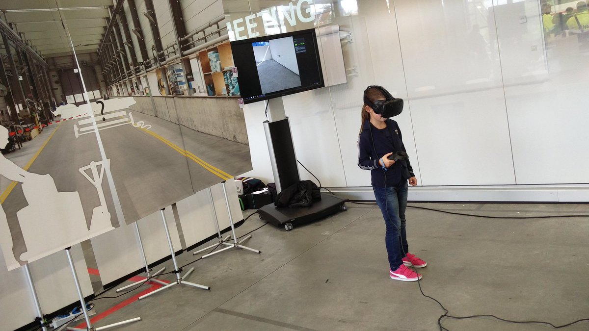 MarkHoogewerf's tweet photo. My daughter experiencing #PrintingFuture in virtual reality during #WeekendvandeWetenschap @ocetechnologies @Wetenschap_NL https://t.co/lob0setKqJ