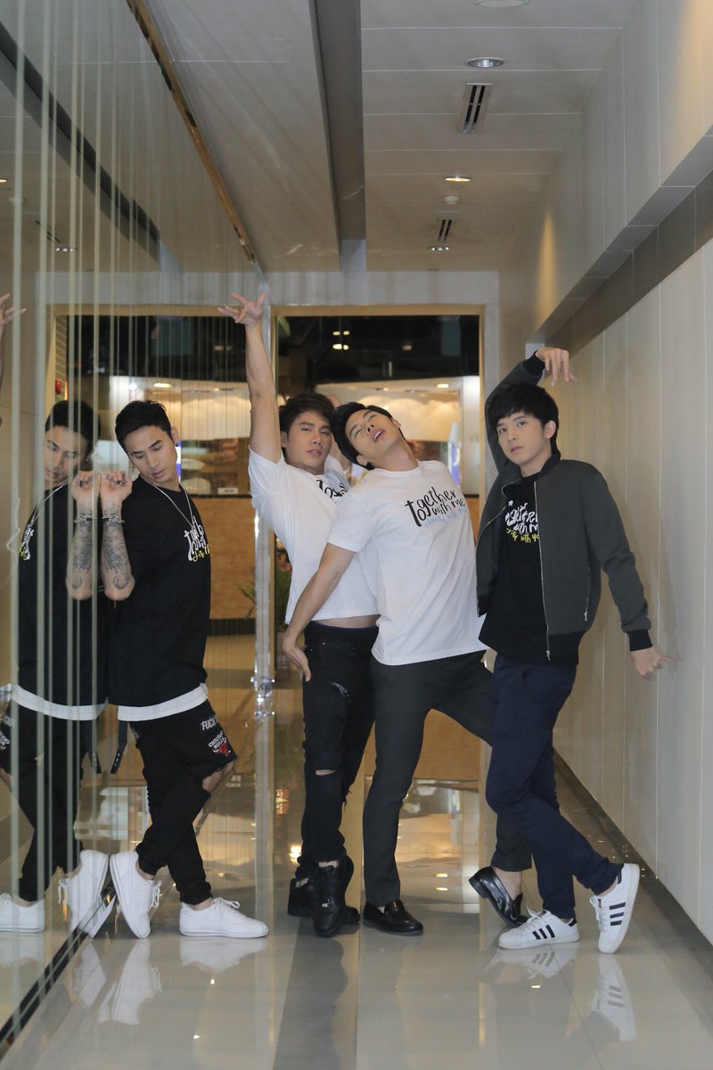 tvthunderseries's tweet image. เสื้อมาแล้ว!! เข้าไปเช็ค Tracking No. ได้ที่นี่ &amp;gt;&amp;gt; drive.google.com/open?id=0B_WGQ…
ได้รับแล้วถ่ายรูปคูลๆแบบนี้มาฝากหน่อย!
#togetherwithmetheseries