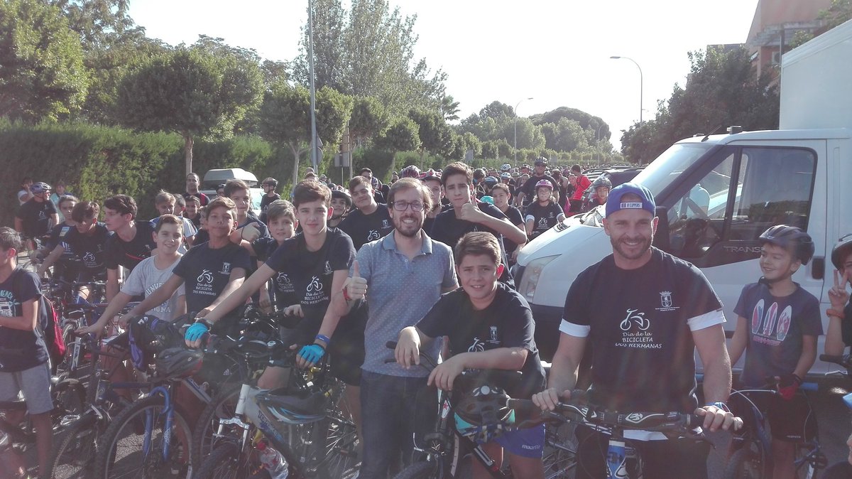 DEPORTES_DH's tweet photo. Alrededor de 2.000 ciclistas de todas las edades, han tomado las calles de Montequinto celebrando El Día de la Bicicleta. https://t.co/MvDTZh4K0o