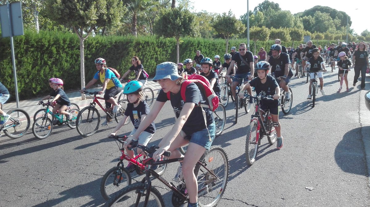 DEPORTES_DH's tweet photo. Alrededor de 2.000 ciclistas de todas las edades, han tomado las calles de Montequinto celebrando El Día de la Bicicleta. https://t.co/MvDTZh4K0o