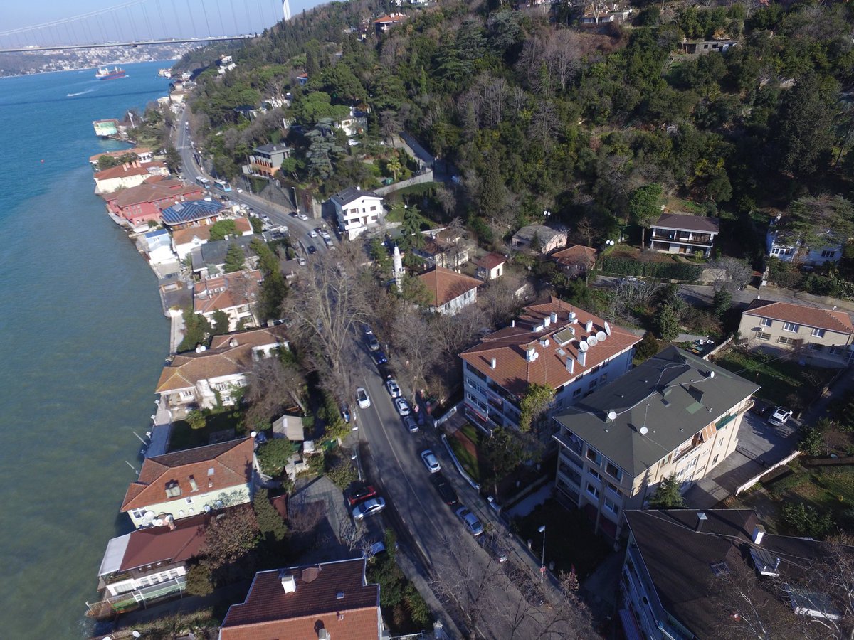 Yalılar ise su kenarındaki evlerin adı olduğu gibi, su kıyısına da yalı denir. ( Yalıboyu kelimesindeki gibi ) F:Anadoluhisarı’ndaki yalılar