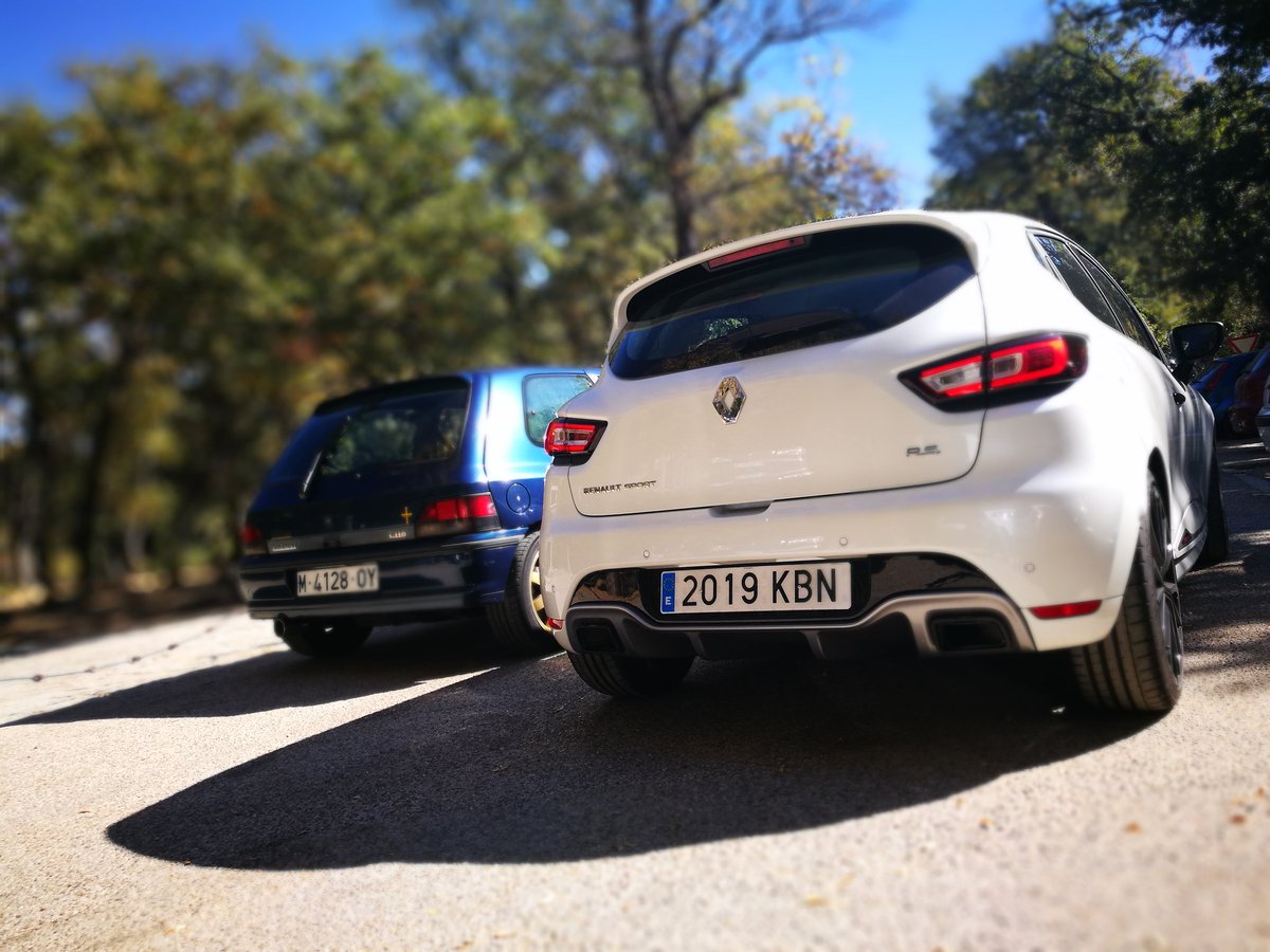 CARandGAS's tweet photo. Hoy hemos estado con un familiar @PrensaRENAULT #ClioRsTrophy y #Williams dos épocas, dos tecnologías, dos tipos de conducción. https://t.co/Dz9gcbuGJl