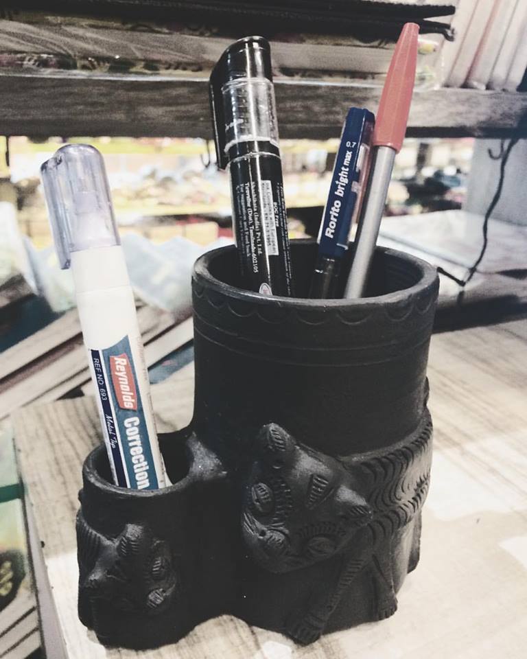 Buzzaria_'s tweet photo. Black Pottery Pen Stand! #penstand #blackpottery #studytable #worktable #black #handmade #pottery #buzzariadukaan #qutub_minar https://t.co/oDKS07Zkip