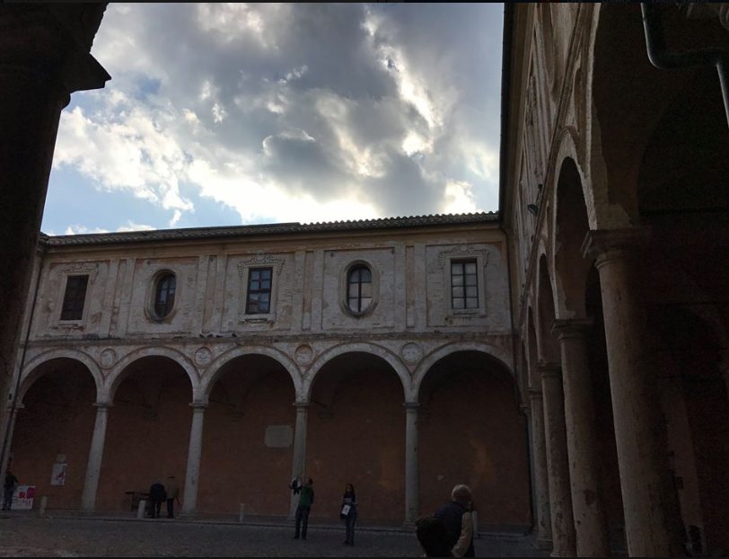 Crepapelle_Edo's tweet photo. Geometrie, cloni, luci, storie come pongo, affetto: Paola a #Umbrialibri

#Crepapelle #presentazione #libri https://t.co/GfxGIEVn0f