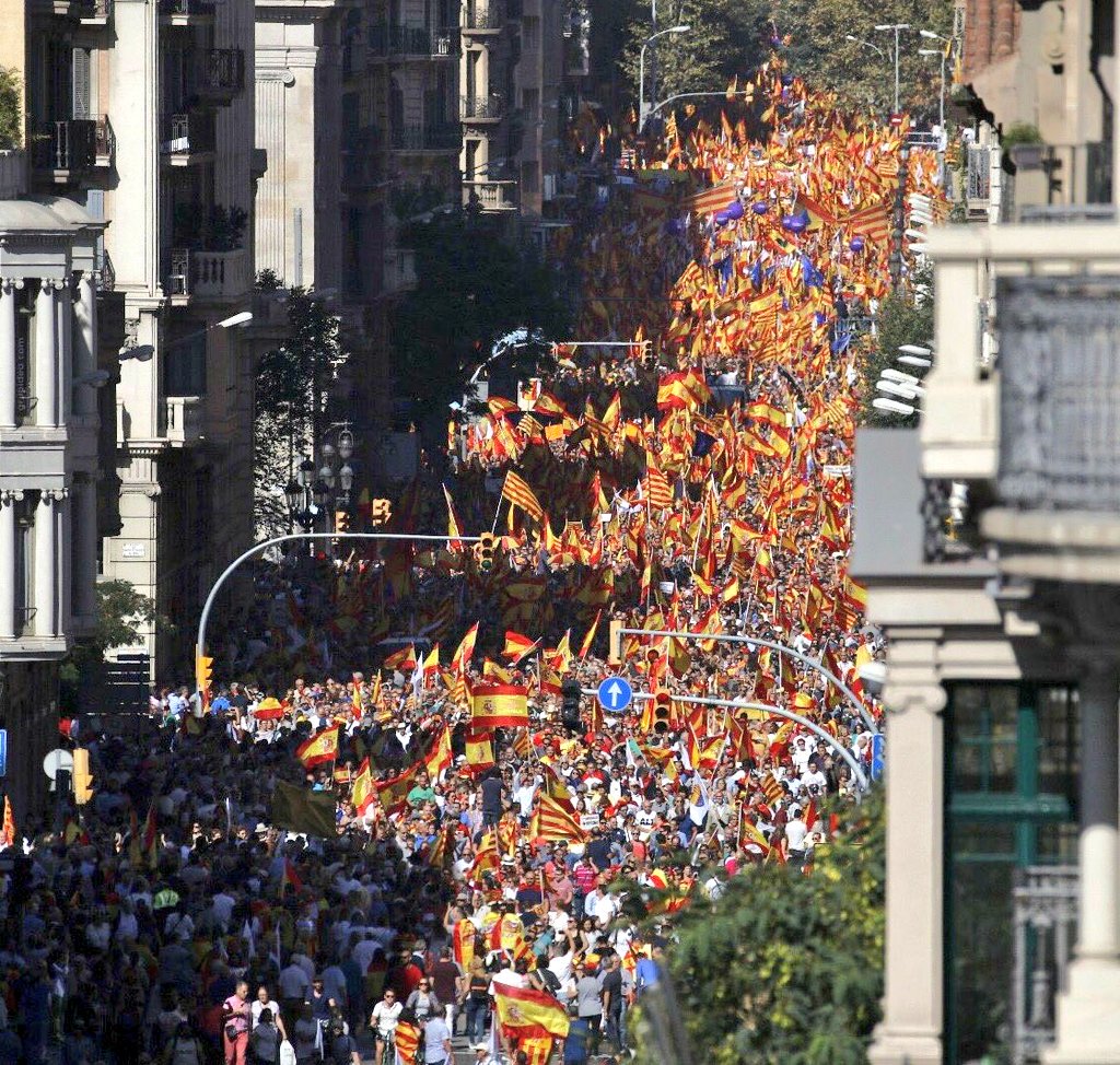 Catalonia - In Barcelona, ​​there is a massive rally against the independence of Catalonia DLnTG-3XkAETkK4