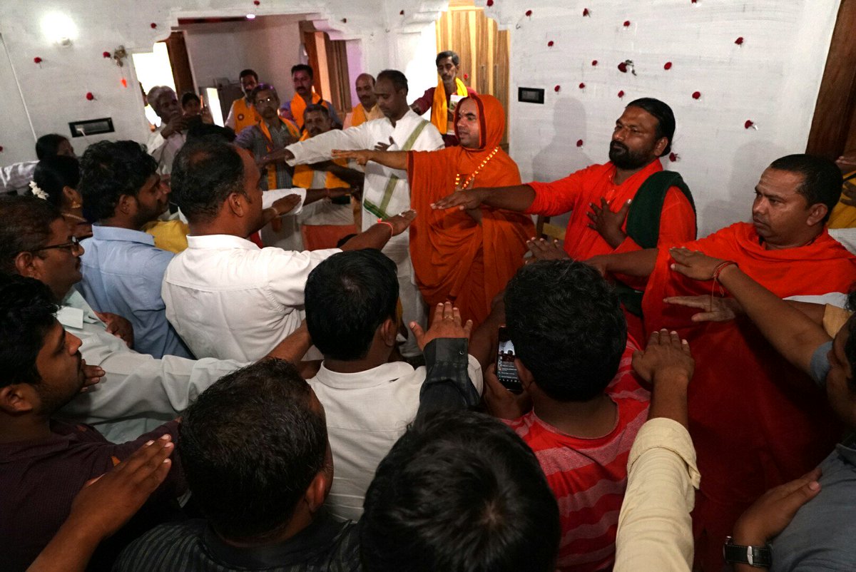SriSamsthana's tweet photo. @Kamadugha_SRPM @GouParivara @ShankaraPeetha @Shankaracarya36 @hareraama @GouKinkara @BSYBJP @gousevak23 ಇಂದು ನಡೆದ ಹಾವೇರಿ ಮತ್ತು ಬಳ್ಳಾರಿ ಜಿಲ್ಲೆಗಳ ಸಭೆಗಳು, ಆ ಭಾಗದಲ್ಲಿ #ಅಭಯಾಕ್ಷರ ಅಭಿಯಾನದ ಅಭೂತಪೂರ್ವ ಯಶಸ್ಸಿನ ಸ್ಪಷ್ಟ ಸುಳಿವು ನೀಡಿದವು!

#ProtectWithPen https://t.co/DHcqPNk3NX