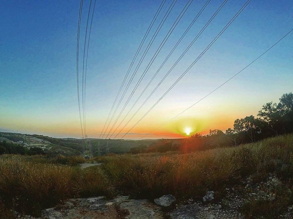garrettsage's tweet photo. Hill day. #powerlines #powerhour #sarunning #2run0 #ffsanantonio https://t.co/NLI95WJ5p5 https://t.co/xFlB6NuhMX
