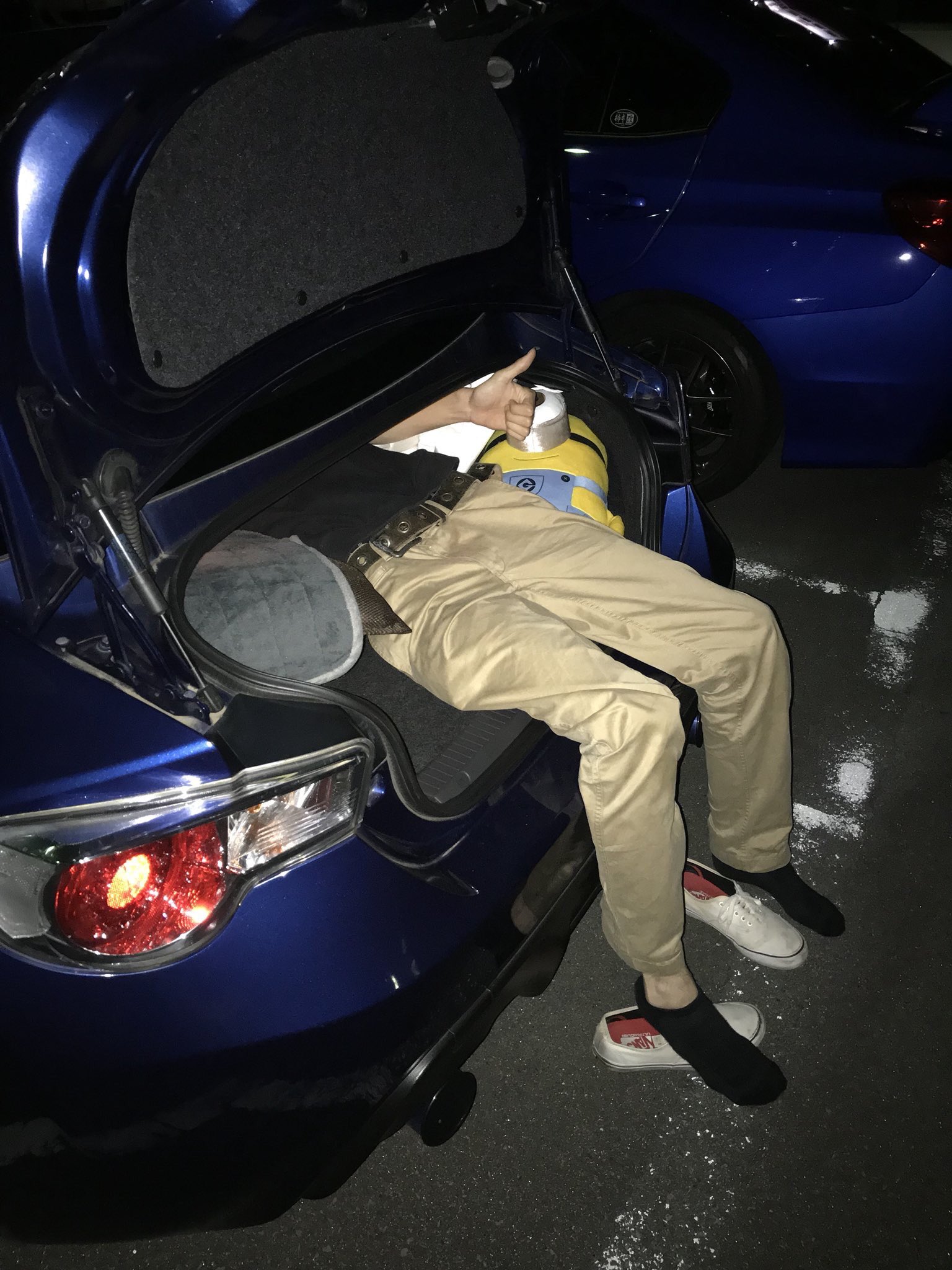 ぷりん 身長187cmの私には86で車中泊は無理のようです 体をねじ込んでも寝返りが出来ないです T Co Nrkryb2al0 Twitter