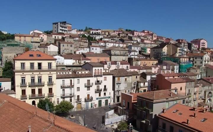 #buonadomenica da #Avigliano! La #viadellemeraviglie ci fa conoscere dimore storiche, ricette a base di baccalà e opere d'arte viventi!