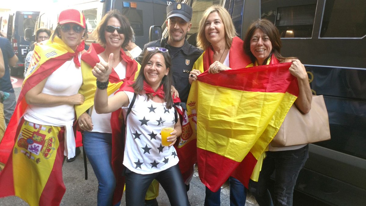 policia's tweet photo. #RecuperemElSeny
#ViscaCatalunya 
#VivaEspaña 
#EstamosporTI
#EstamosporTODOS https://t.co/Ah68ZDAXQN