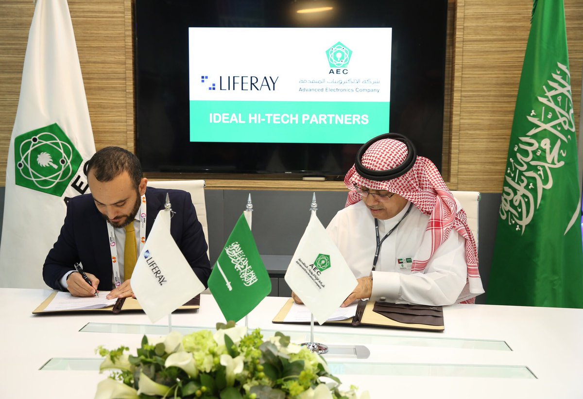 AECSaudiArabia's tweet photo. ضمن مشاركتنا في #جيتكس توقع شركة الإلكترونيات المتقدمة مذكرة تفاهم مع شركة @Liferay لتطوير قدراتها في منصات لايف راي الرقمية.
#GITEX2017 https://t.co/OsdYxQWMV6