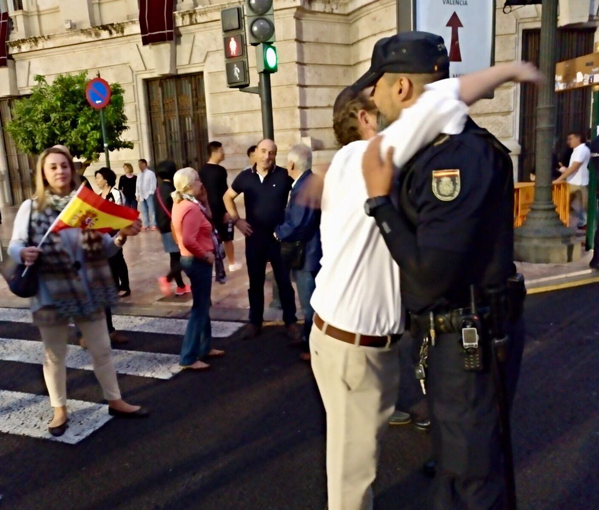 policia's tweet photo. #RecuperemElSeny
#ViscaCatalunya 
#VivaEspaña 
#EstamosporTI
#EstamosporTODOS https://t.co/Ah68ZDAXQN