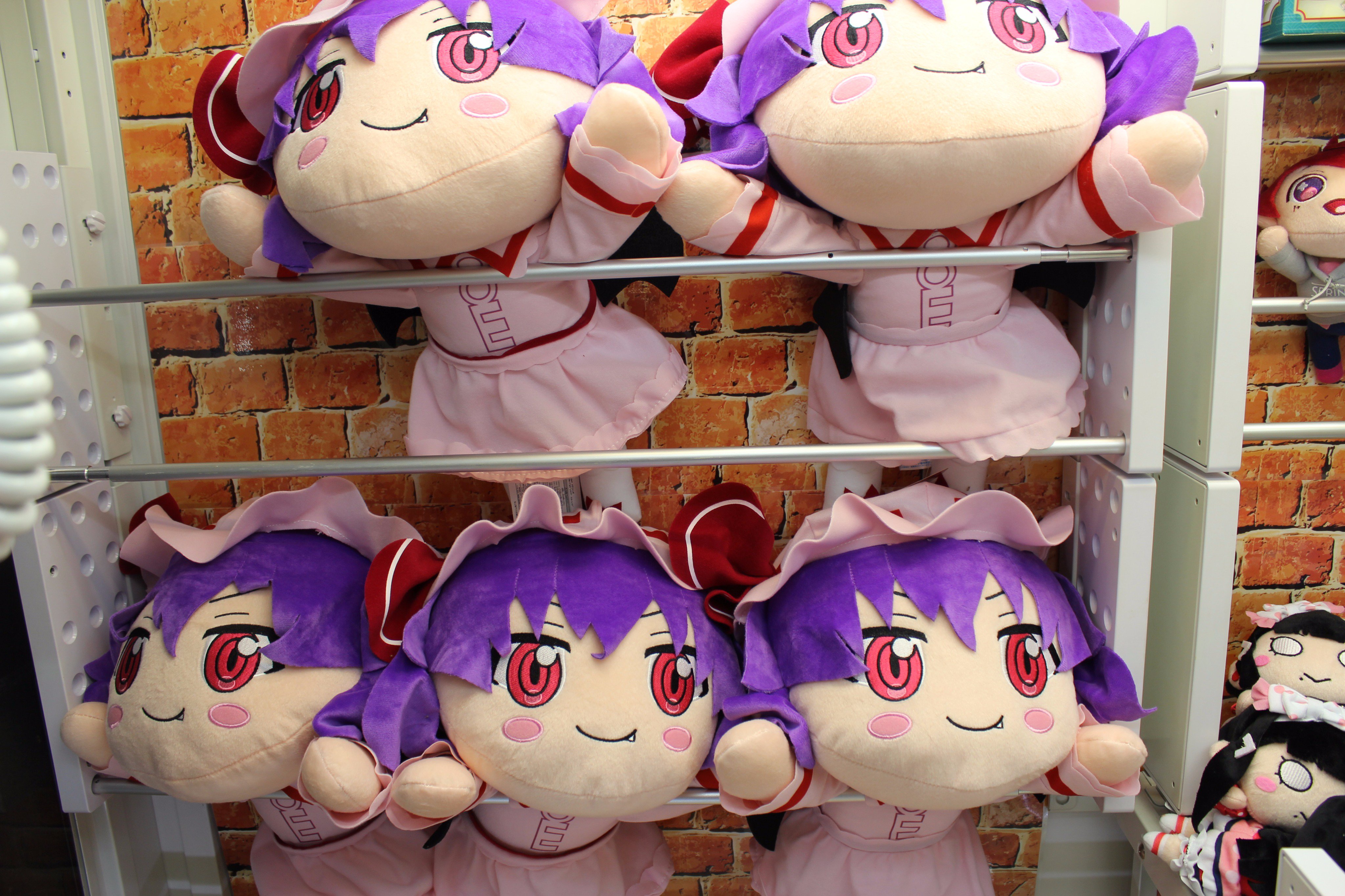 Namco熊谷店 東方project ﾒｶﾞｼﾞｬﾝﾎﾞ寝そべりぬいぐるみ 全1種類 レミリア スカーレット 紅魔館の主がかわいいぬいぐるみになったよ 数に限りがあるので早めにゲットしておこう T Co Svwlaktik8 Twitter