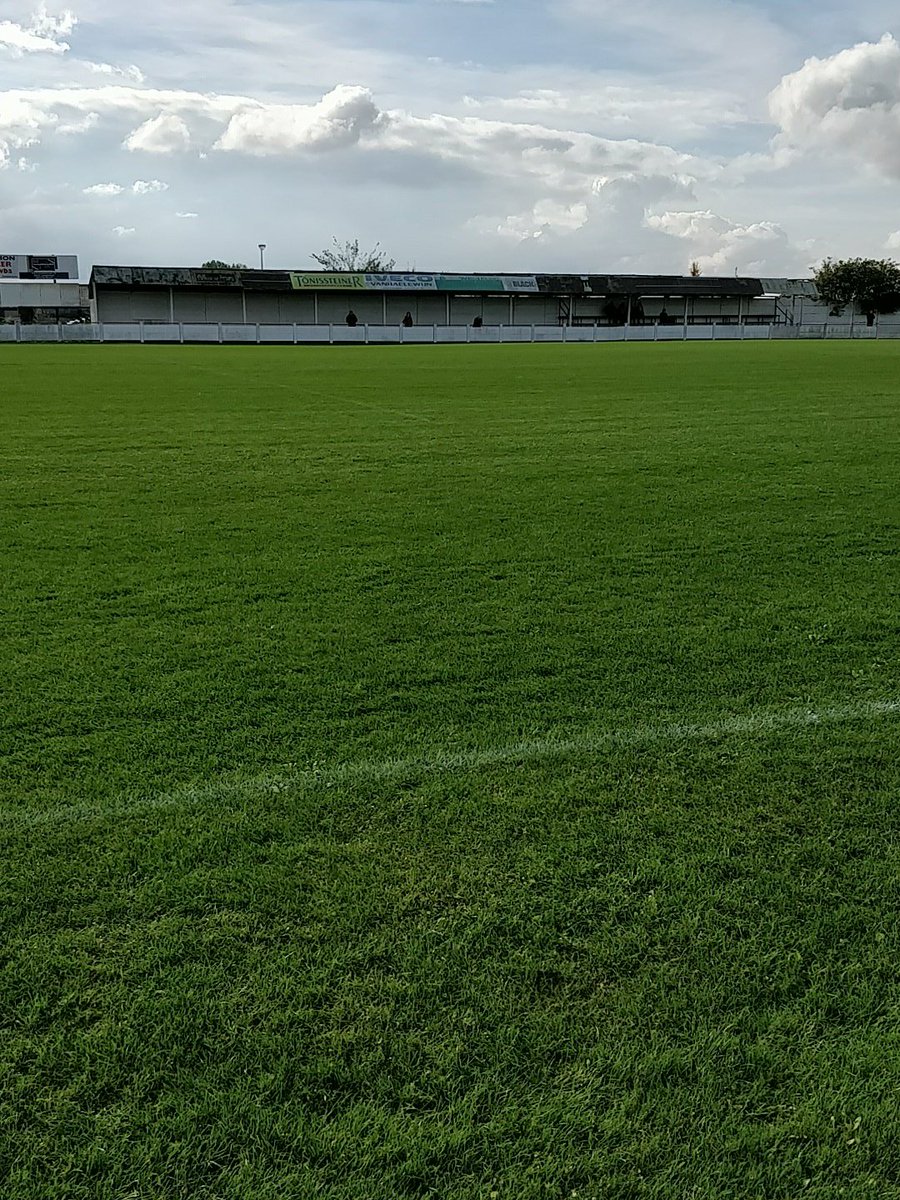 viclanduyt's tweet photo. VK Langemark-Poelkapelle vs SK Elverdinge. #interlandweekend #supportyourlocals https://t.co/jNZcdR4Z0W