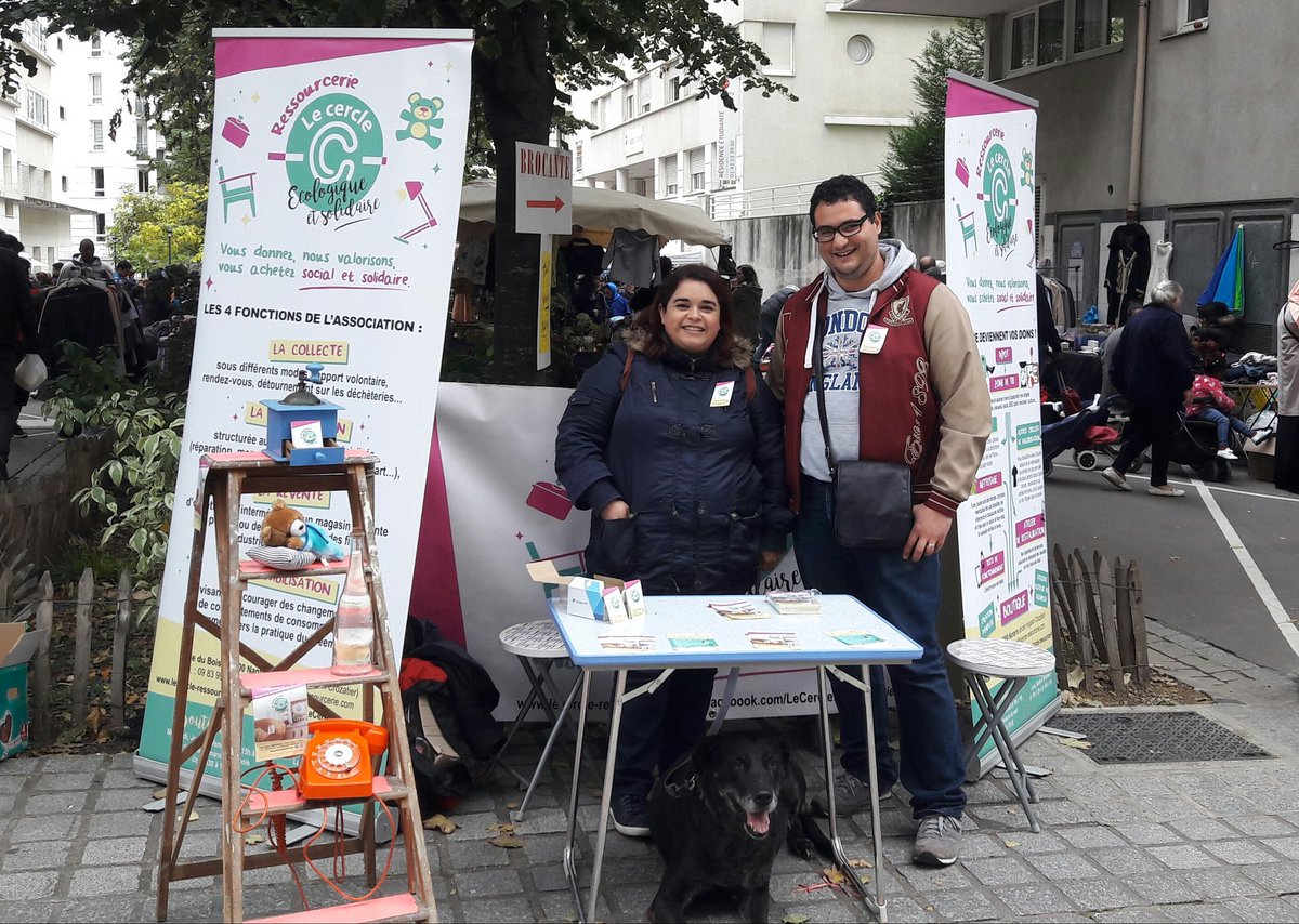 Aujourd'hui on est à la # brocante de #Courbevoie. Venez rencontrer nos #bénévoles.