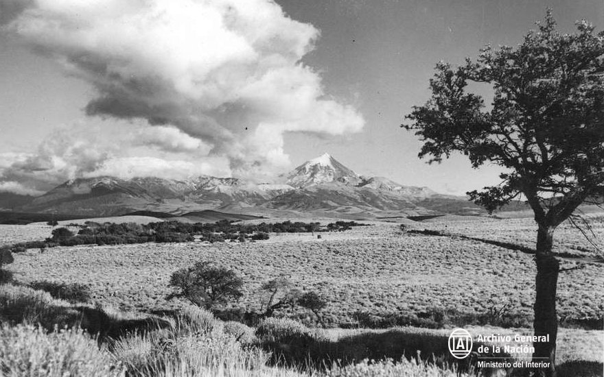 ParquesOficial's tweet photo. #ParquesConHistoria Cuando la fotografía era en blanco y negro, el majestuoso Volcán #Lanín regalaba postales inolvidables de la #Patagonia https://t.co/7P9HqoBHI6