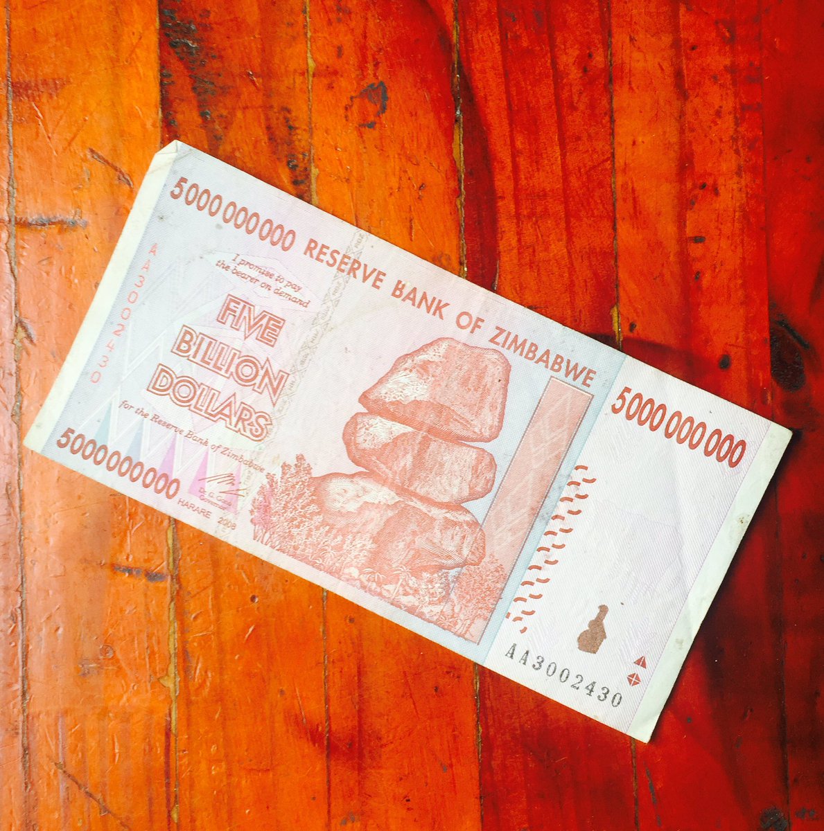 アフリカ人から5000000000(50億)ジンバブエドルを貰った💰 こ、これで貧乏旅人から億万長者に…！！って手が震えたけど、日本円にすると約1円だった…(  ；∀；)