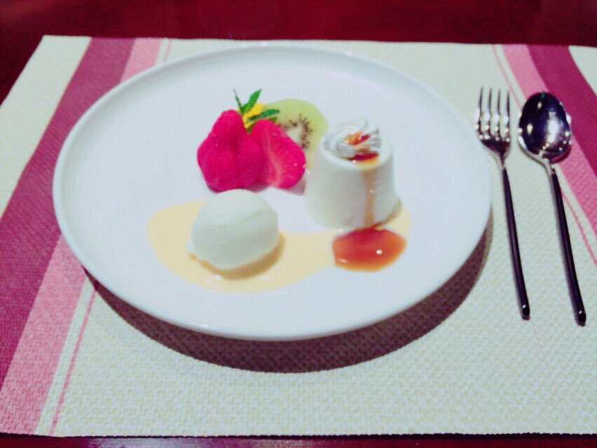 saltANDsuger817's tweet photo. 🍓🥝 #dessert #strawberry #kiwi #fruits #icecream #gelato #vanilla #pannacotta #aftermeals #sweet #girly #delicious #frenchies #cute #dish https://t.co/Rug3fqb2Kq