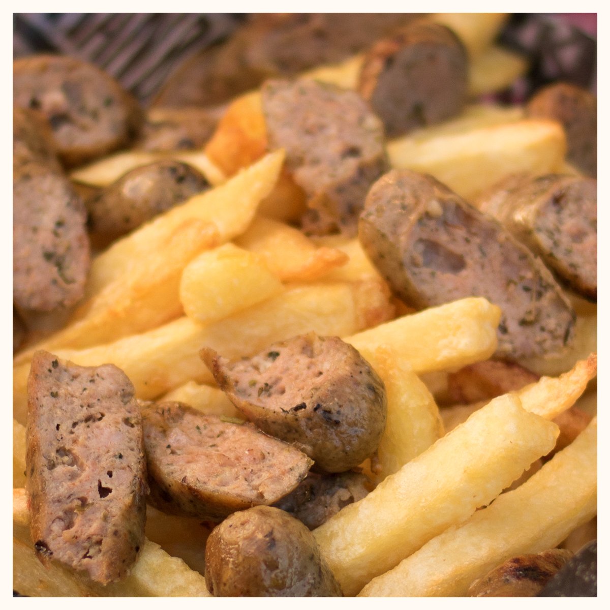 Diggsargentina's tweet photo. Nada dice aprovechemos el domingo mientras hay solcito que un salchipapas de Diggs. #de11a3AM #salchipapas #palermo #burger #ribs #bondiola https://t.co/4n4XgTfHF0