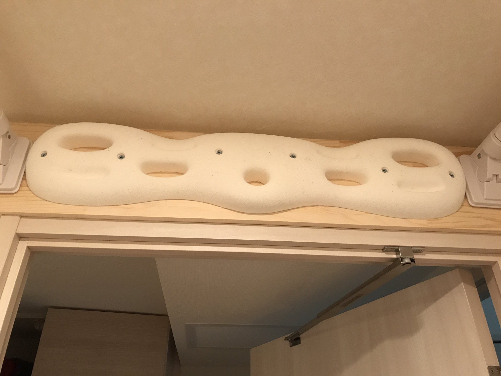 Montfort やりました 壁に跡が残るのを気にして板裏と突っ張り棒 側面に厚紙を挟もうかと思いましたが 強度等を鑑みてそのまま固定しました でも壁がやはり心配 もし賃貸フィンガーボード系クライマーの方いらしたら ぜひアドバイスください まあ