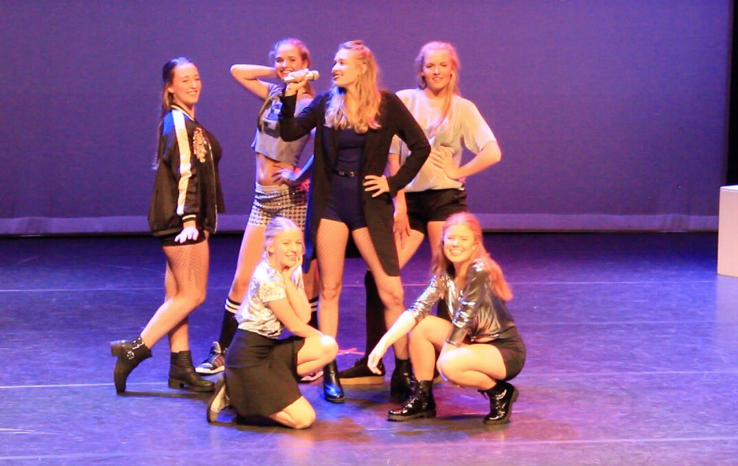 omroephouten's tweet photo. Vanmiddag kon Houten genieten van @SplinterTheater met de voorstelling “Ongekend Talent” in het theater. https://t.co/HwBYeoyYsG