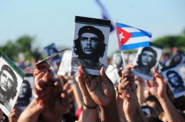 radionline's tweet image. #CHEVIVE Por siempre en el corazón de los humildes, por los humildes y para los humildes #YoSoyFidel #Che50 #NuestroChe Foto: Juvenal Balán