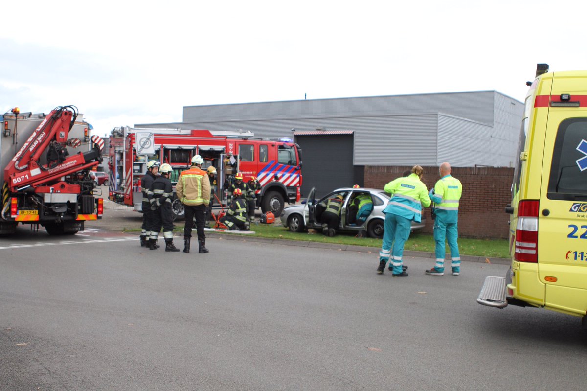 FH_MultiMedia's tweet photo. Ongeval op #spaarpot in #geldrop. Auto uit de bocht gevlogen https://t.co/vN86WsNnXp