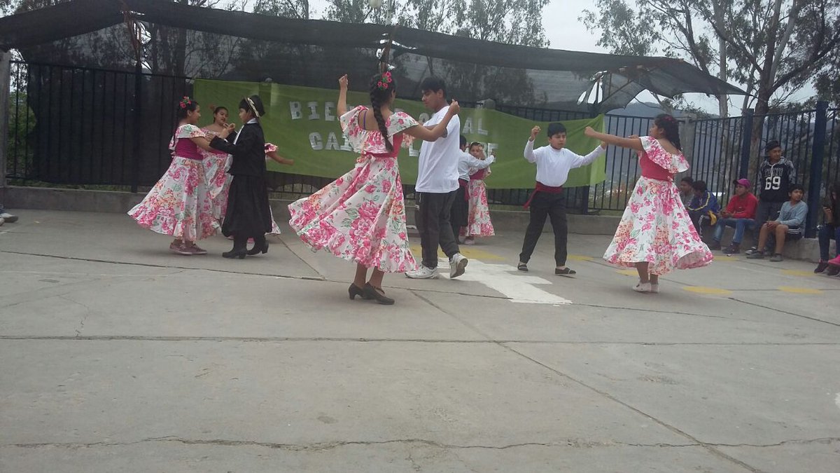 tusuykuna's tweet photo. Muestra del taller d folk en CAI 18.  Prof @JimeMartinez47     Fray Honorato Pistoia. Hermoso bailaron!! ✌💕 https://t.co/V1hxig8Qc6