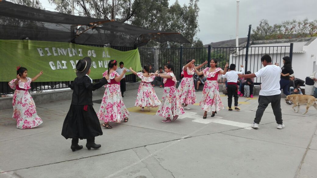 tusuykuna's tweet photo. Muestra del taller d folk en CAI 18.  Prof @JimeMartinez47     Fray Honorato Pistoia. Hermoso bailaron!! ✌💕 https://t.co/V1hxig8Qc6