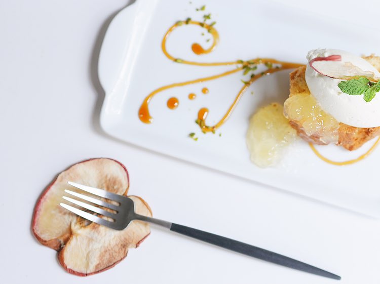 S H I O R I 林檎と薩摩芋のケーク リンゴのジャムとすりおろし 粗めに潰したさつまいも シャンティはクネルにして リンゴのチップスを パウンドを可愛く食べたくて 飾り付け盛り付けがやっぱりすき お菓子作り パウンドケーキ