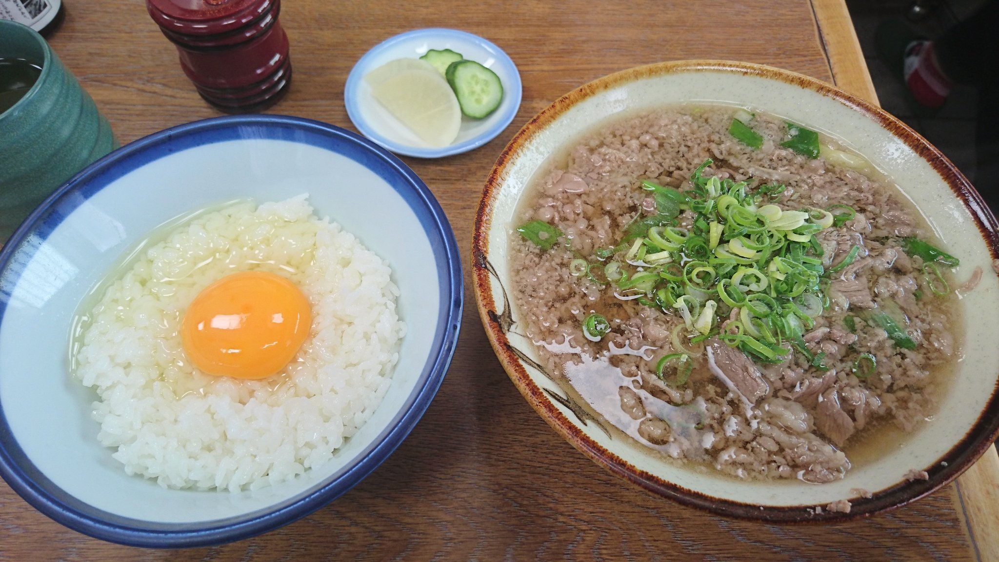 تويتر 大阪人 على تويتر 大阪難波の千とせ ちとせ で肉吸い小玉をいただく 肉吸いは肉うどんのうどん抜きで伝説の芸人花紀京 さんがいつも二日酔いで肉うどんのうどん抜きを頼んでいたことからメニュー化 卵ご飯 小 とセットで食べるのが定番なので小玉なのです 大阪の