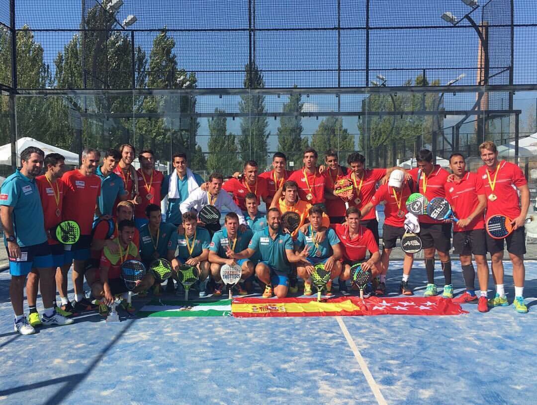 paquito_navarro's tweet photo. Jugamos, competimos, luchamos hasta la última bola...xo esta imagen refleja lo q es este torneo:Unos amigos q se juntan para pasarlo bien!🤗💚 https://t.co/CKjIur8qVL