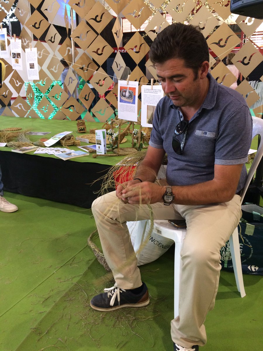 TradicionesViva's tweet photo. Hoy #escúzar ha estado presente en la #feria de los #pueblos . #artesania #tradiciones #esparto https://t.co/EOCt4DZN6o
