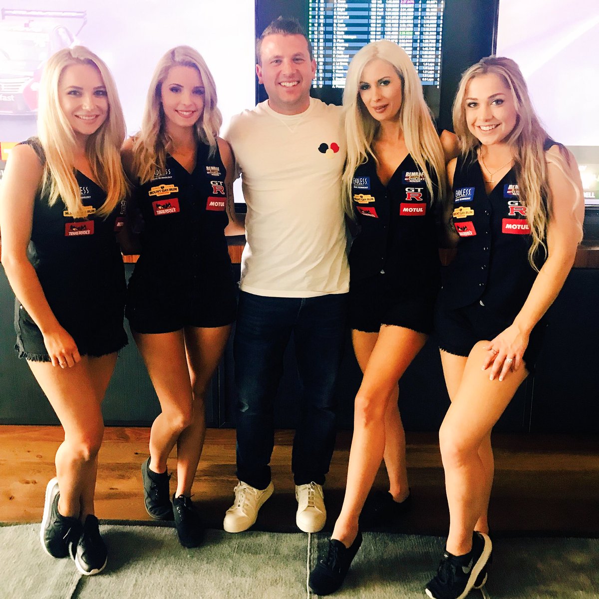 ve_mgmt's tweet photo. Done and dusted for another year #Bathurst1000 #VeModels https://t.co/vqik0PQ5dt