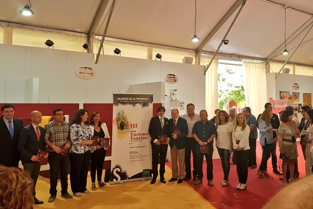 Territorio_Toro's tweet photo. Más de 3.000 personas y una importante presencia de toreros y Escuelas taurinas en esta III edición de la Feria @Territorio_Toro https://t.co/RISUJAiSF5