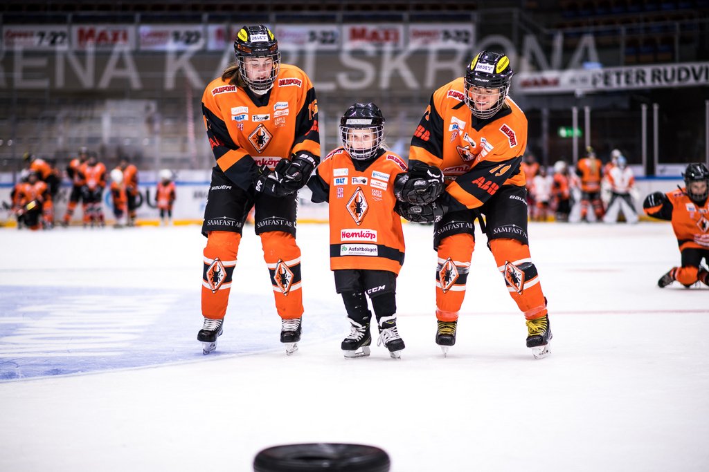 IIHFHockey's tweet photo. Swedish club @KHKofficiella went up fast in men's hockey. With #WGIHW it wants to repeat success in women's hockey. https://t.co/rHXTYIg90P https://t.co/4iZNfEpOze