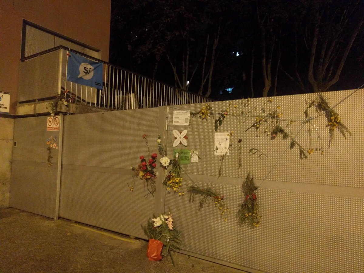 menteccata's tweet photo. @exoscopia @Armunho @ianhazlitt Colegio público random en Girona. Las escuelas serán siempre suyas. https://t.co/UaUlDXseio